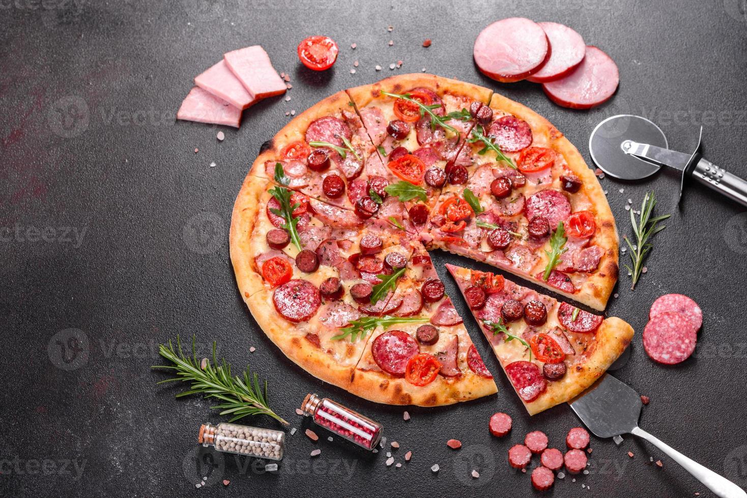 pizza ai peperoni con mozzarella, salame e prosciutto foto