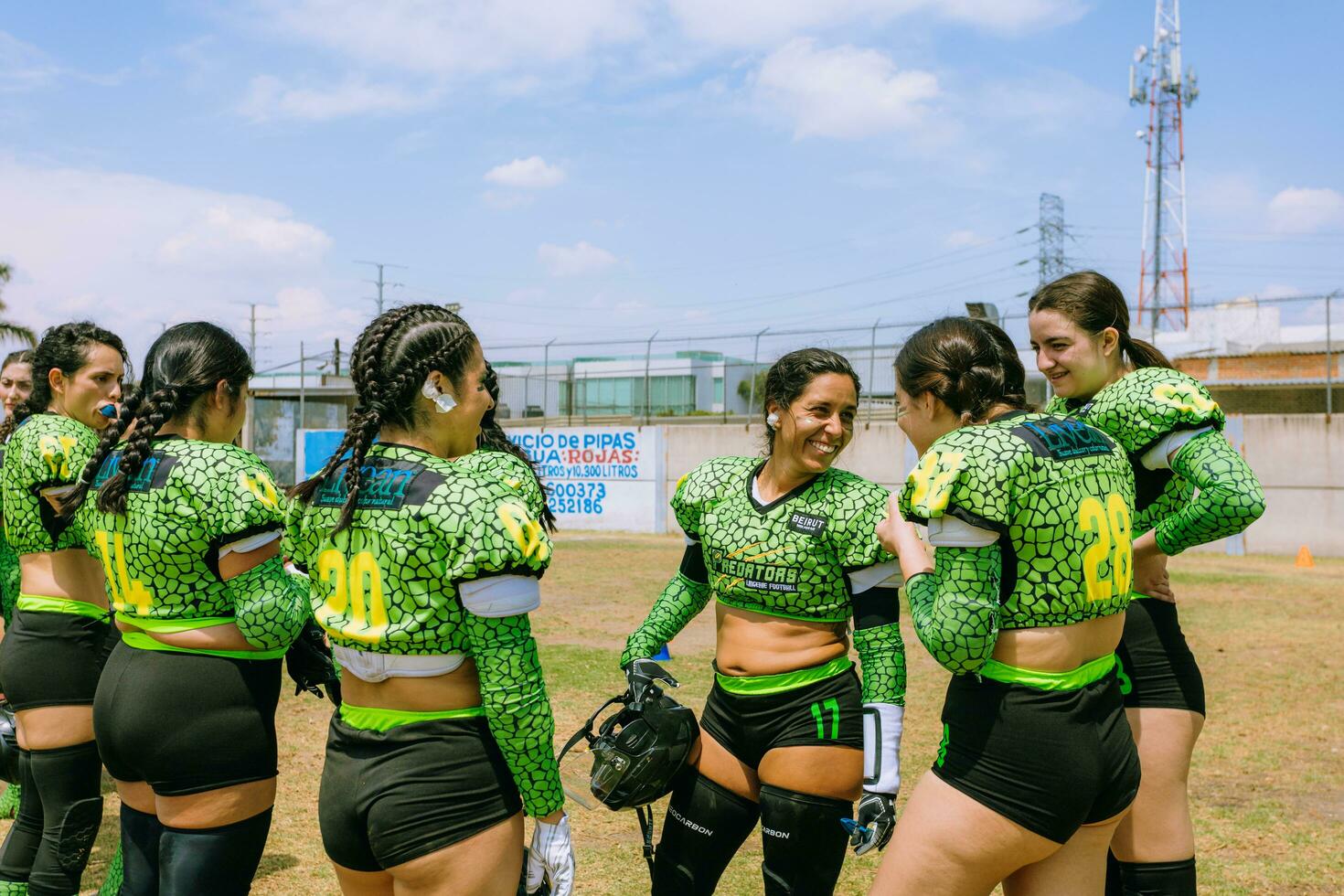 puebla, Messico 2023 - amichevole gioco di Da donna americano calcio nel Messico su un' piatto campo su un' soleggiato giorno foto