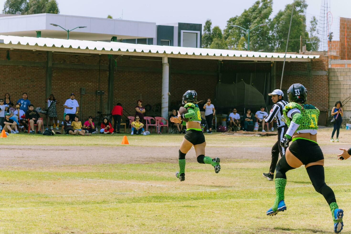 puebla, Messico 2023 - amichevole gioco di Da donna americano calcio nel Messico su un' piatto campo su un' soleggiato giorno foto