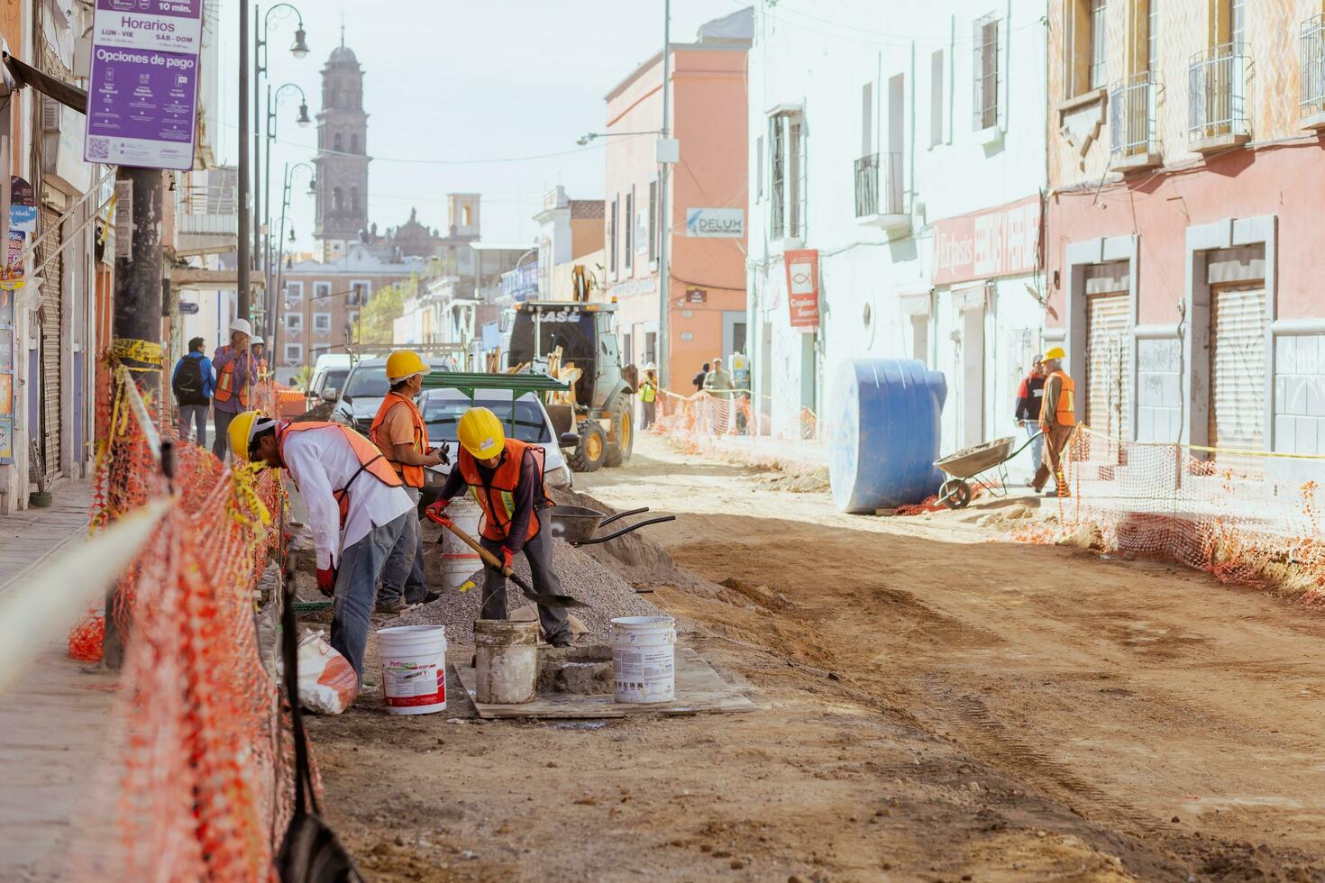 puebla, Messico 2023 - costruzione lavoratori opera per riparazione un' strada nel il storico centro di Puebla foto