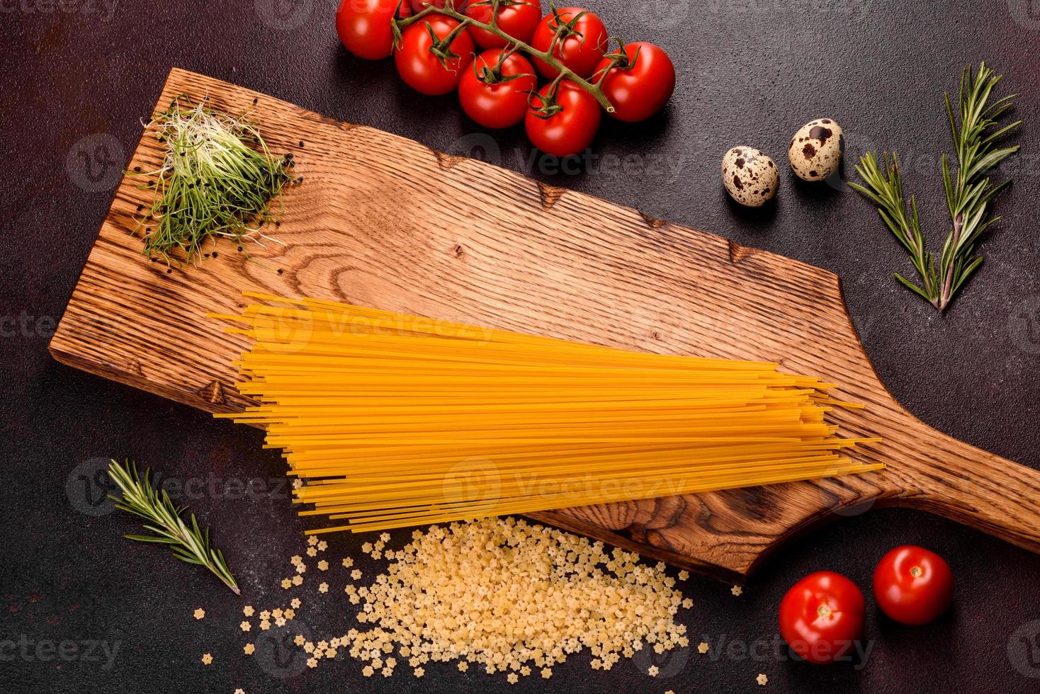 ingredienti per cucinare la pasta su uno sfondo scuro foto