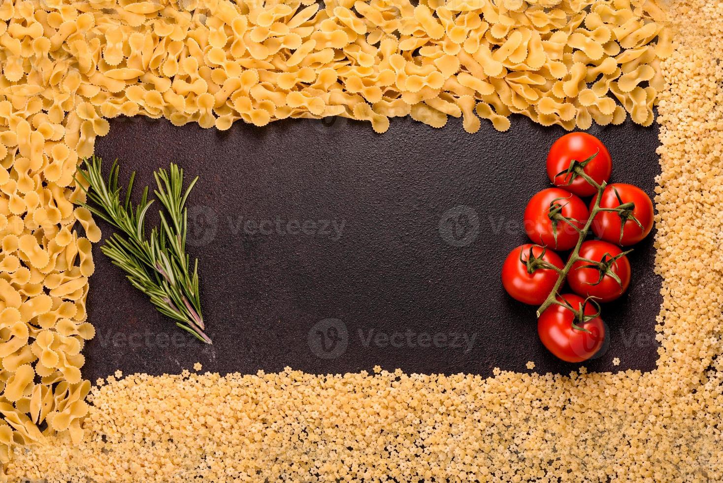 ingredienti per cucinare la pasta su uno sfondo scuro foto