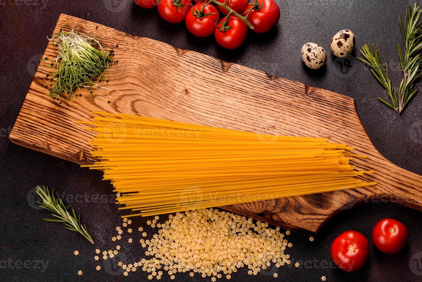 ingredienti per cucinare la pasta su uno sfondo scuro foto