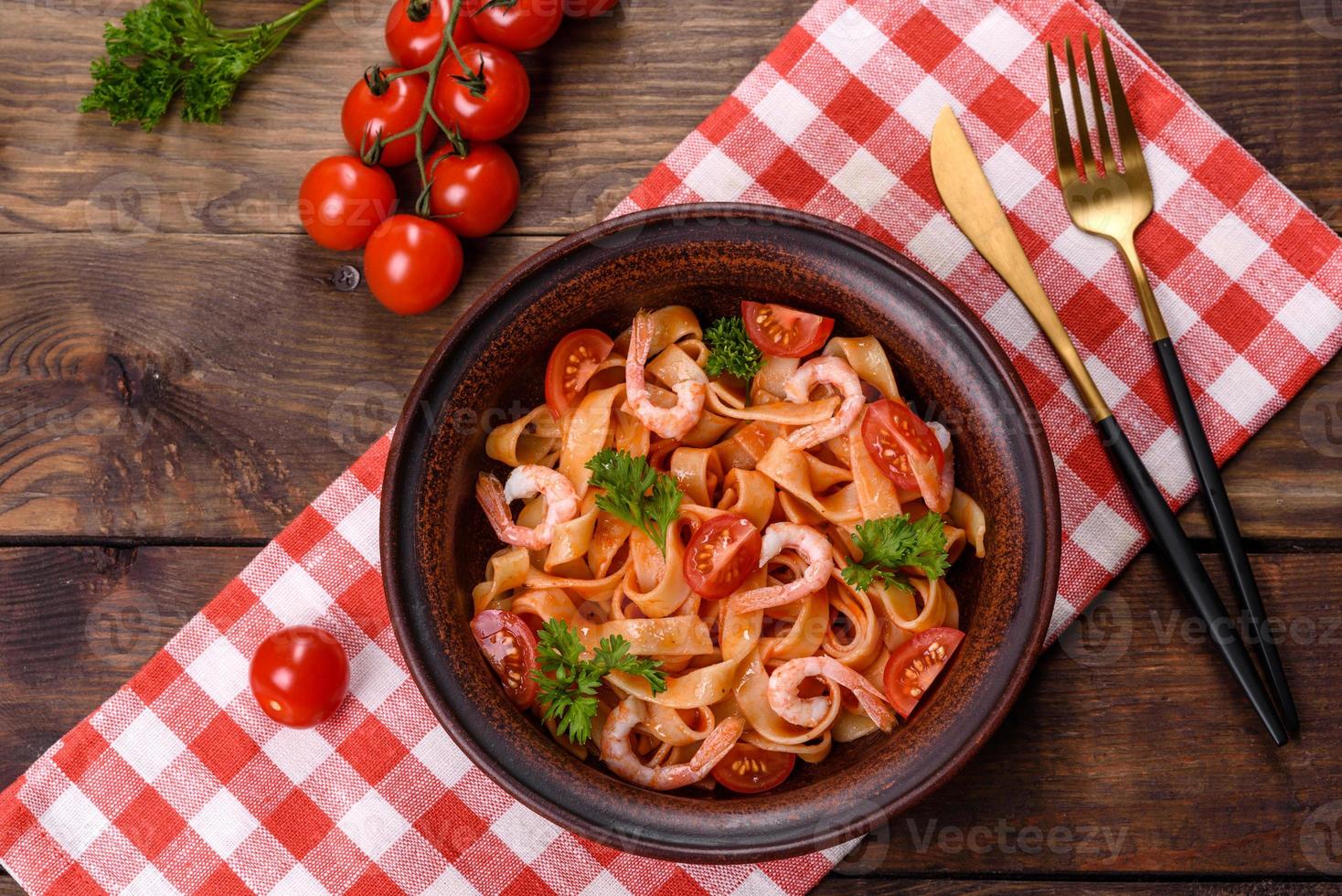 fettuccine con gamberi, pomodorini, salsa, spezie ed erbe aromatiche foto