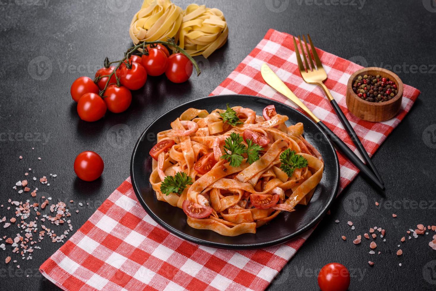 fettuccine con gamberi, pomodorini, salsa, spezie ed erbe aromatiche foto