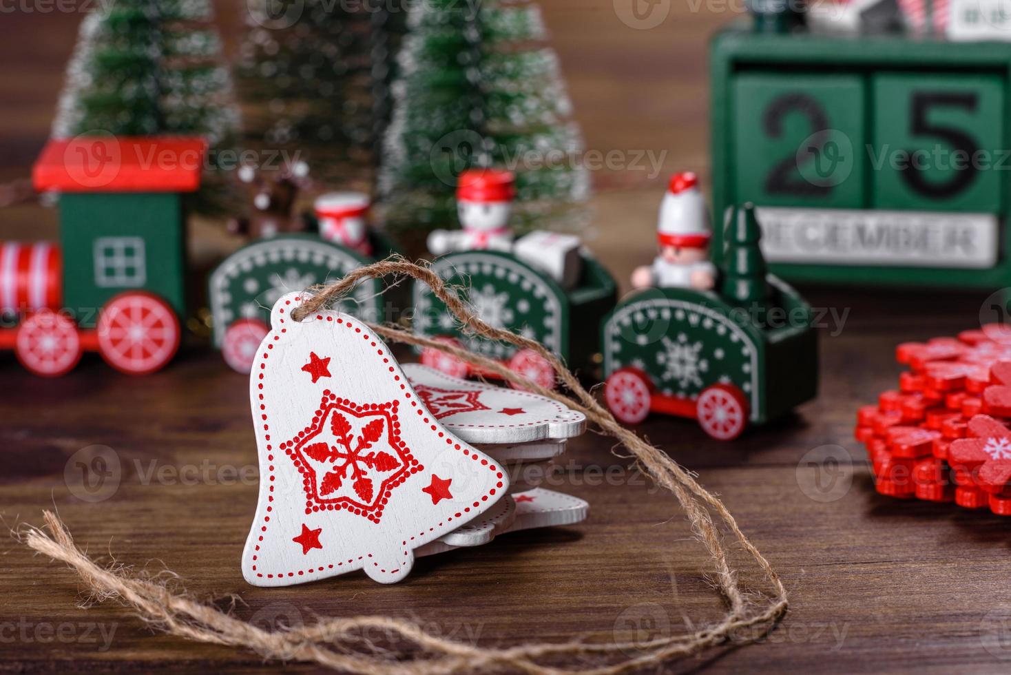 elementi natalizi di decorazioni per decorare l'albero di capodanno foto