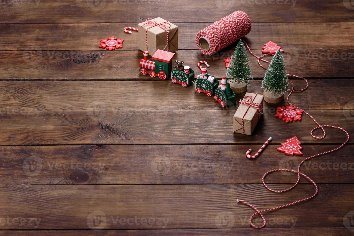 elementi natalizi di decorazioni per decorare l'albero di capodanno foto