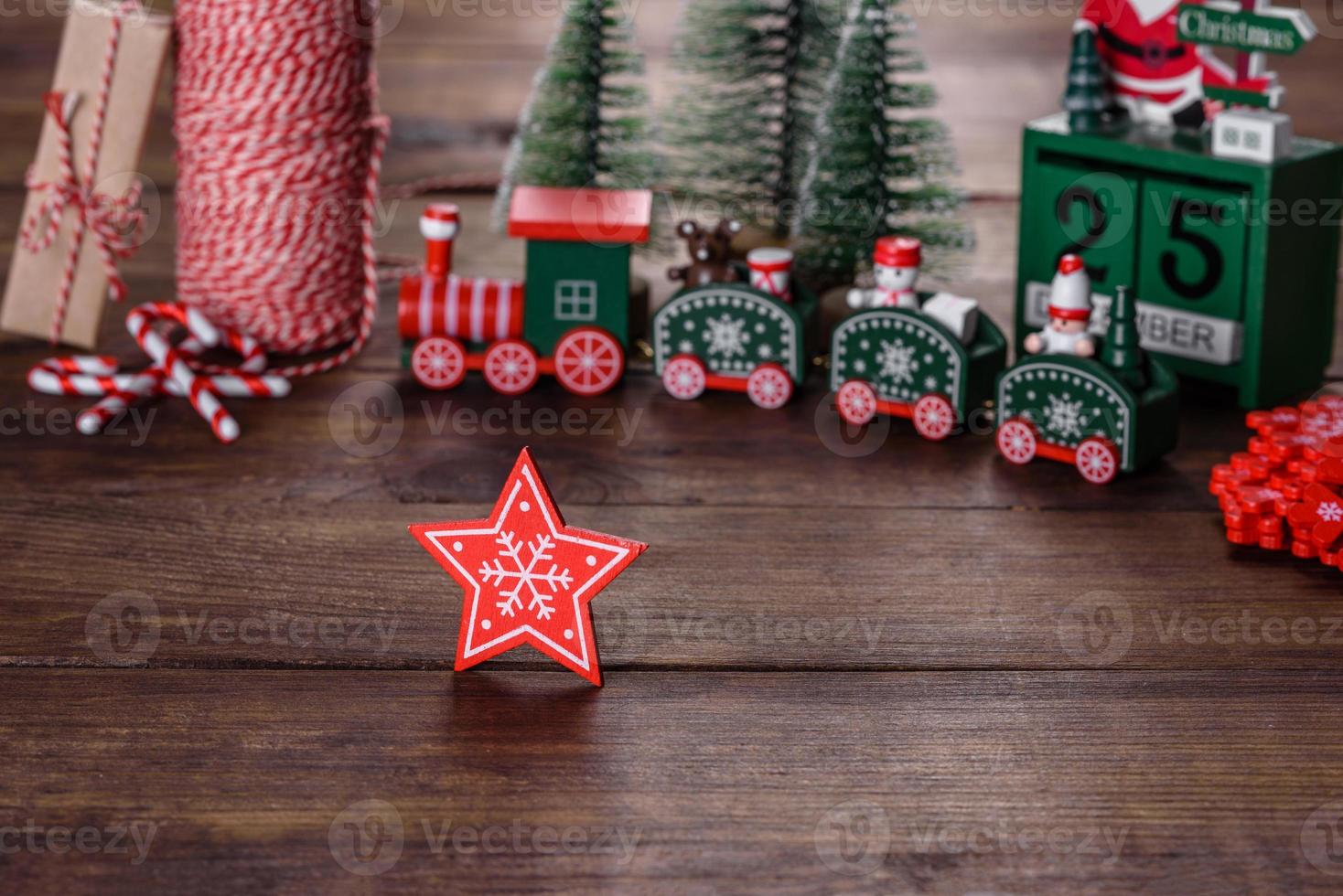 elementi natalizi di decorazioni per decorare l'albero di capodanno foto