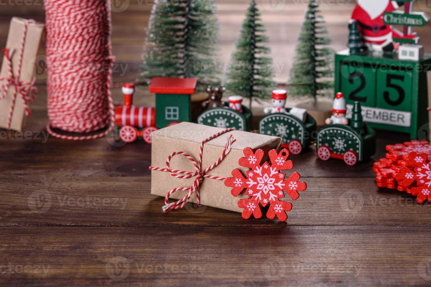 elementi natalizi di decorazioni per decorare l'albero di capodanno foto