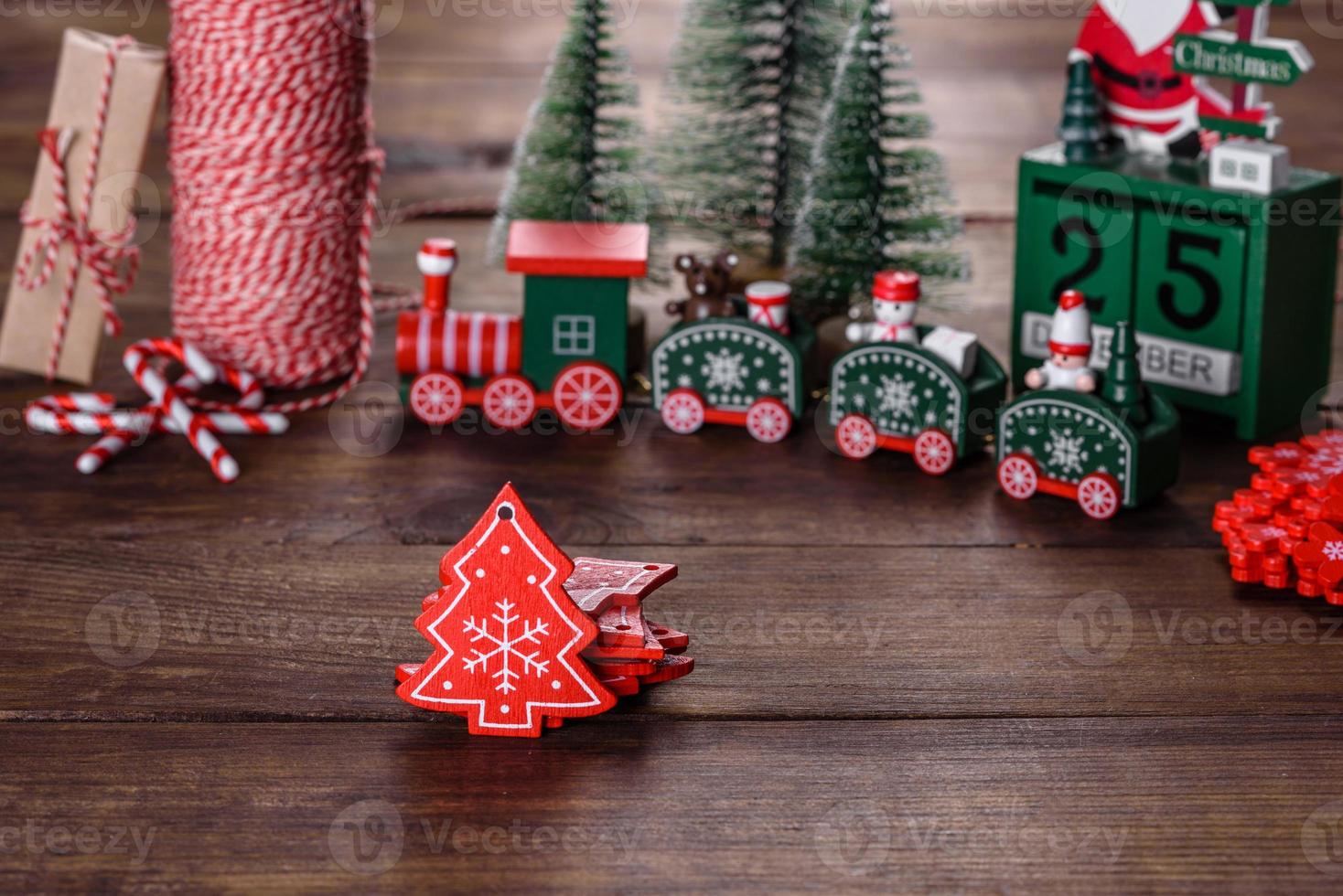 elementi natalizi di decorazioni per decorare l'albero di capodanno foto