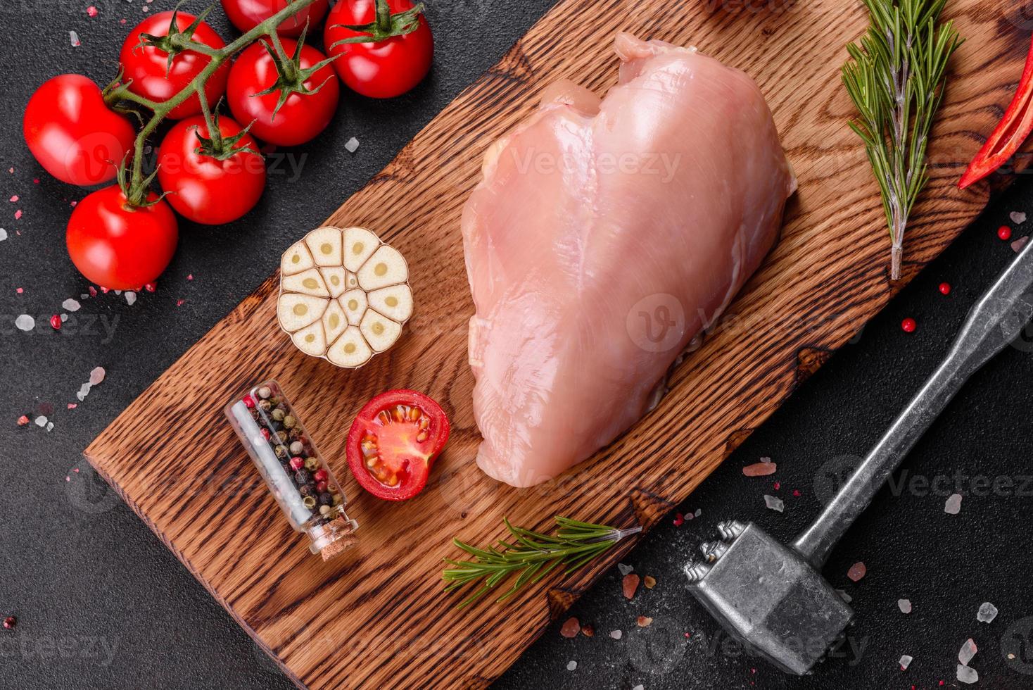 filetto di pollo crudo fresco e verdure preparate per la cottura foto