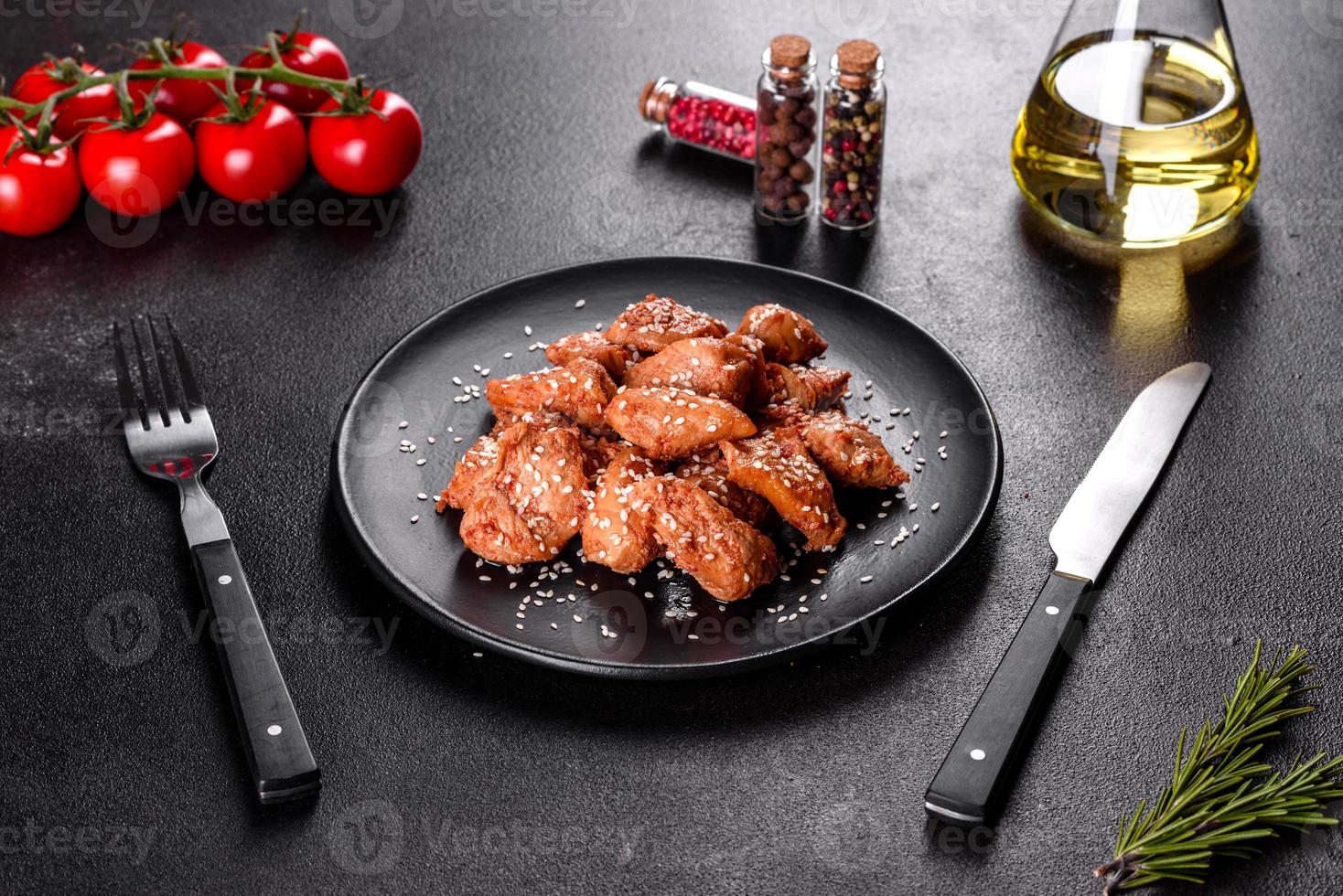 filetto di pollo al sesamo, salsa teriyaki su piastra in pietra nera foto