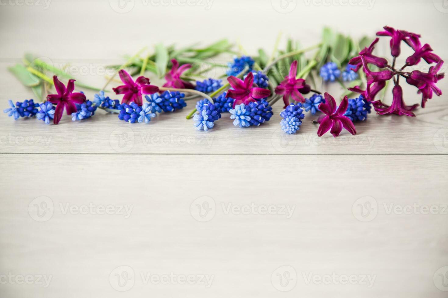 bellissimo mazzo di primavera fiori su un' di legno tavolo foto