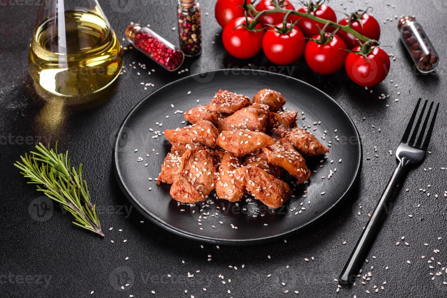filetto di pollo al sesamo, salsa teriyaki su piastra in pietra nera foto