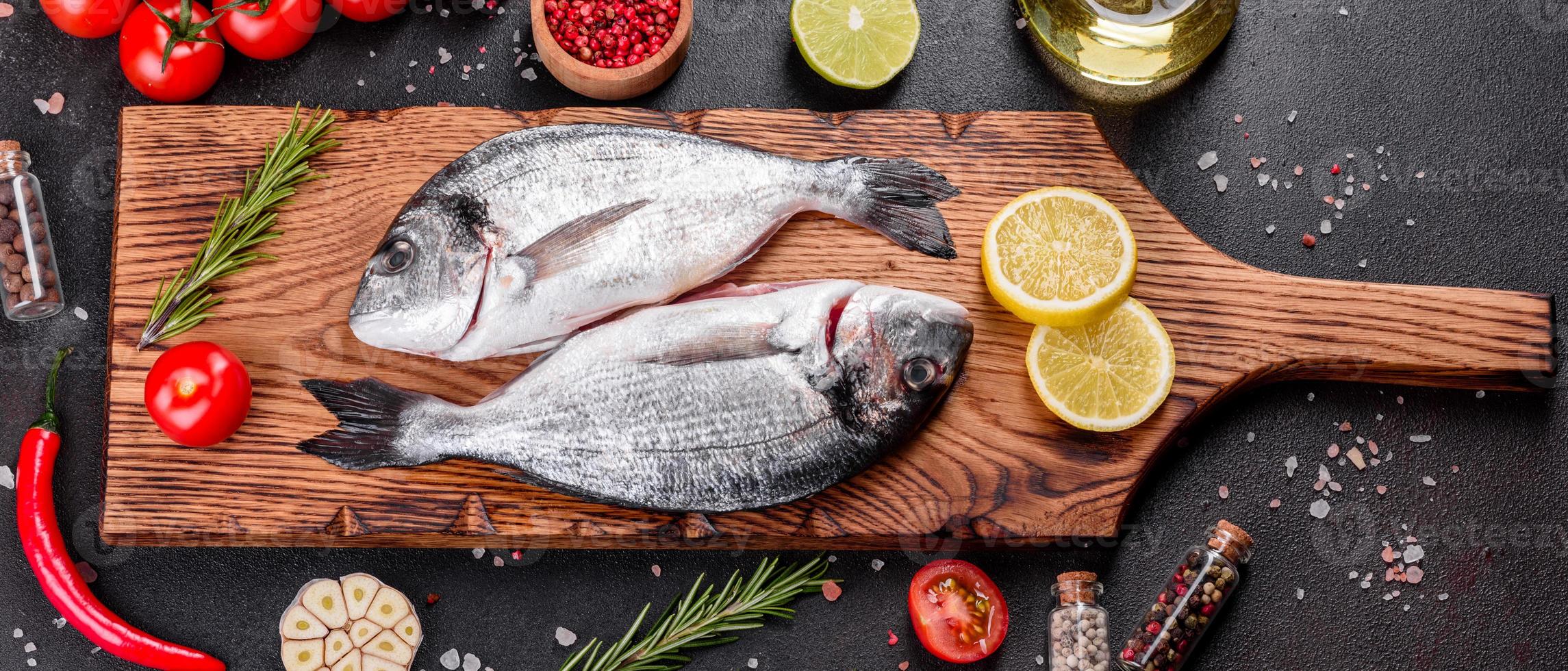 pesce dorado crudo con spezie cucinato sul tagliere foto