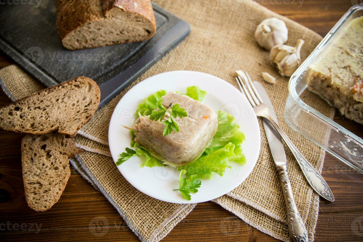 bollito pollo carne gelatina nel carne gelatina brodo nel un' piatto foto