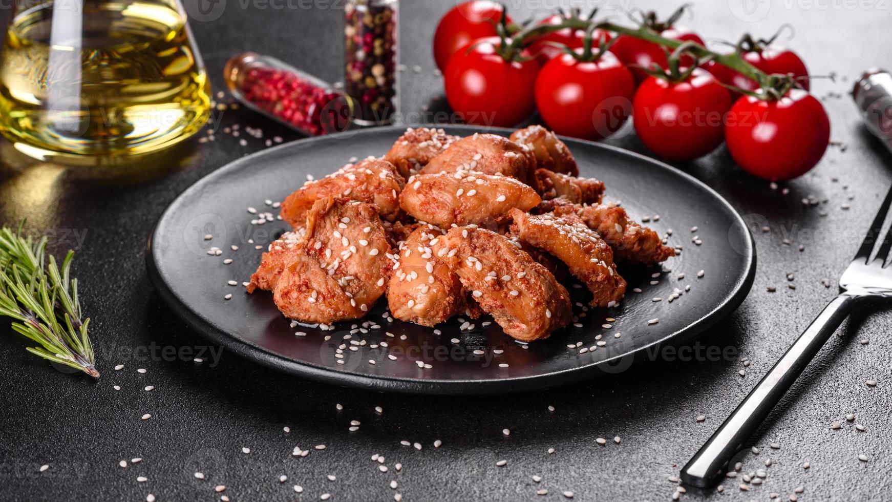 filetto di pollo al sesamo, salsa teriyaki su piastra in pietra nera foto