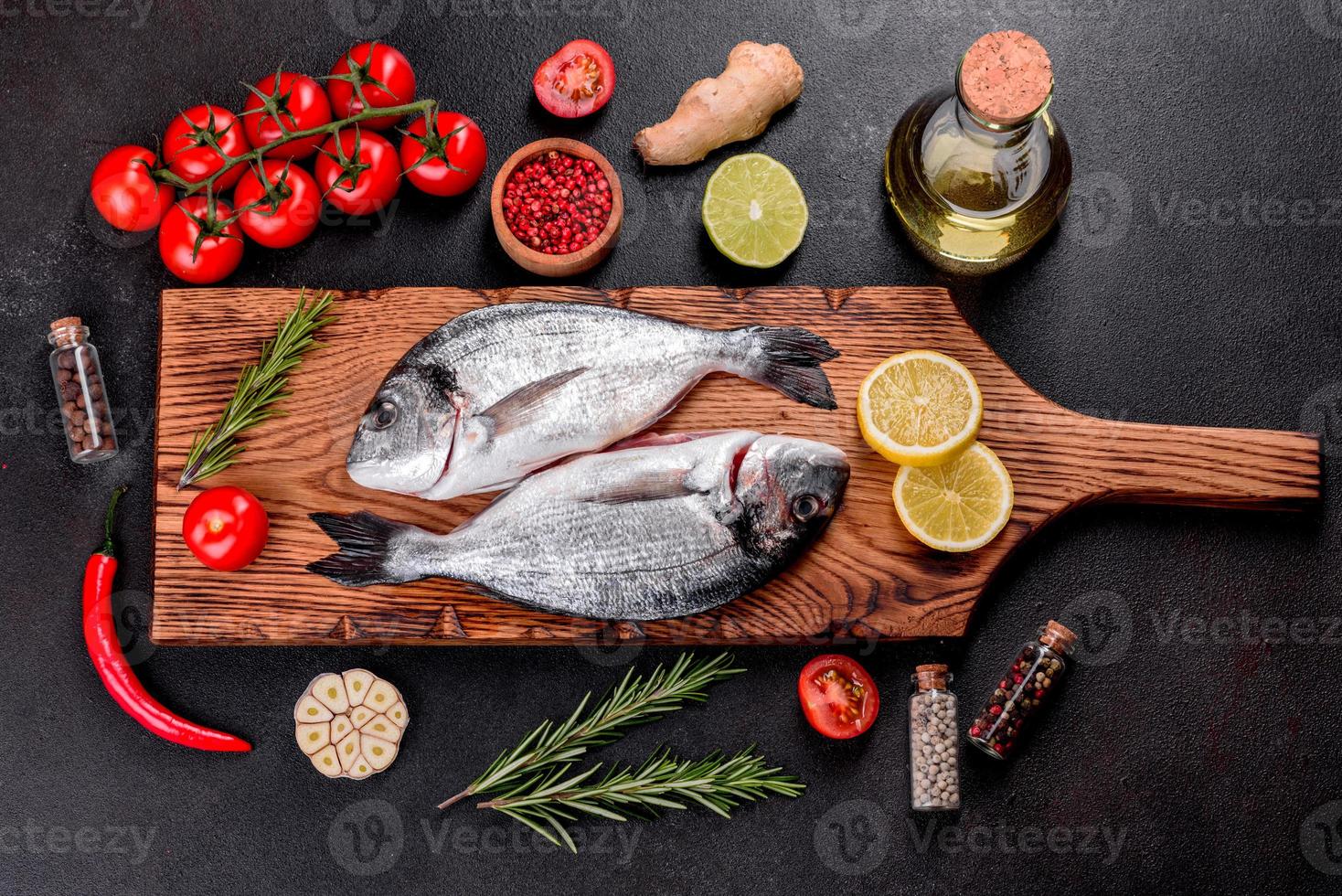 pesce dorado crudo con spezie cucinato sul tagliere foto