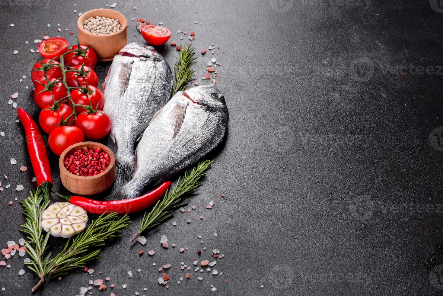 pesce dorado crudo con spezie cucinato sul tagliere foto