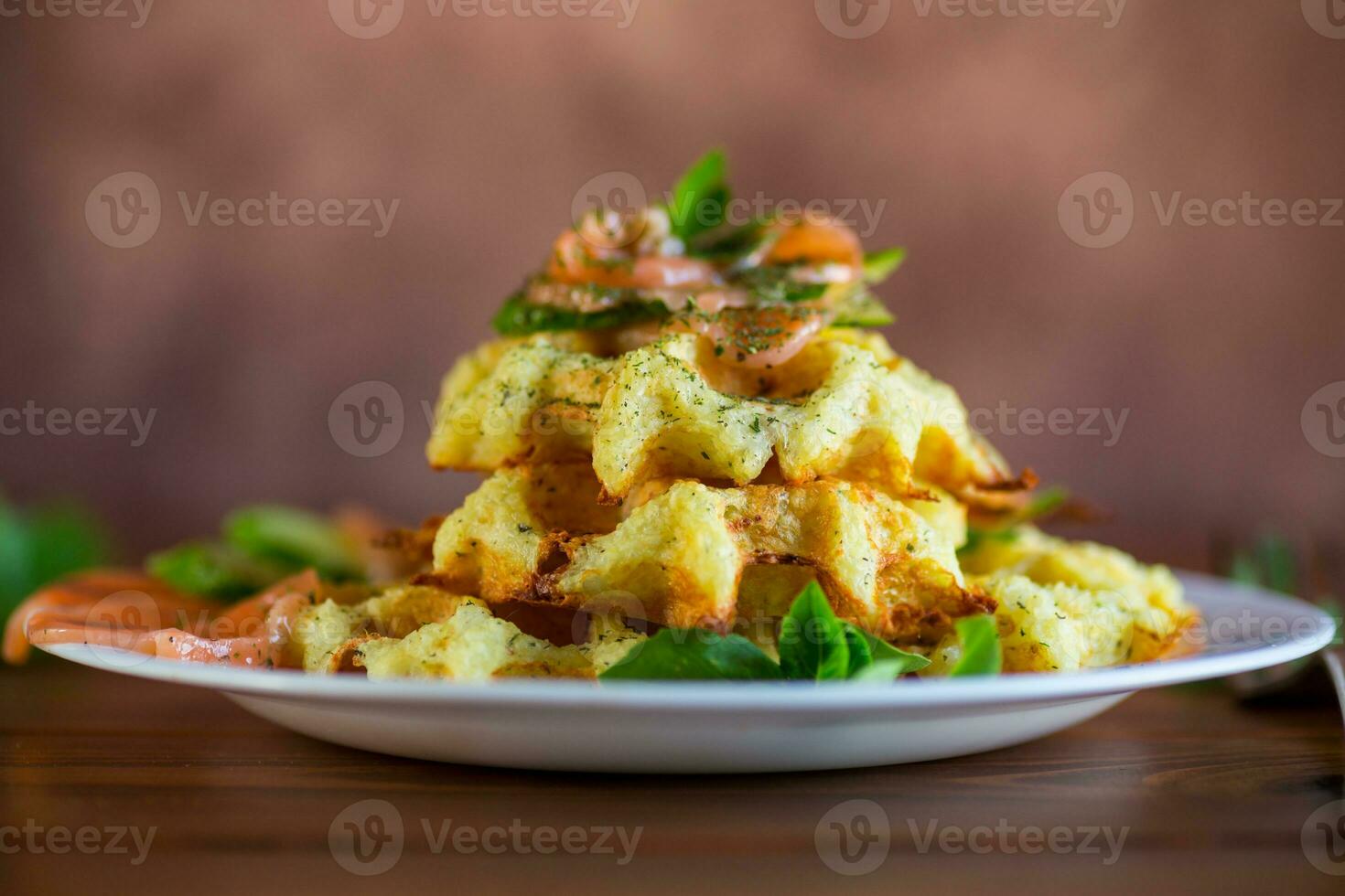 cucinato Patata cialde con leggermente salato rosso pesce e erbe aromatiche nel un' piatto. foto