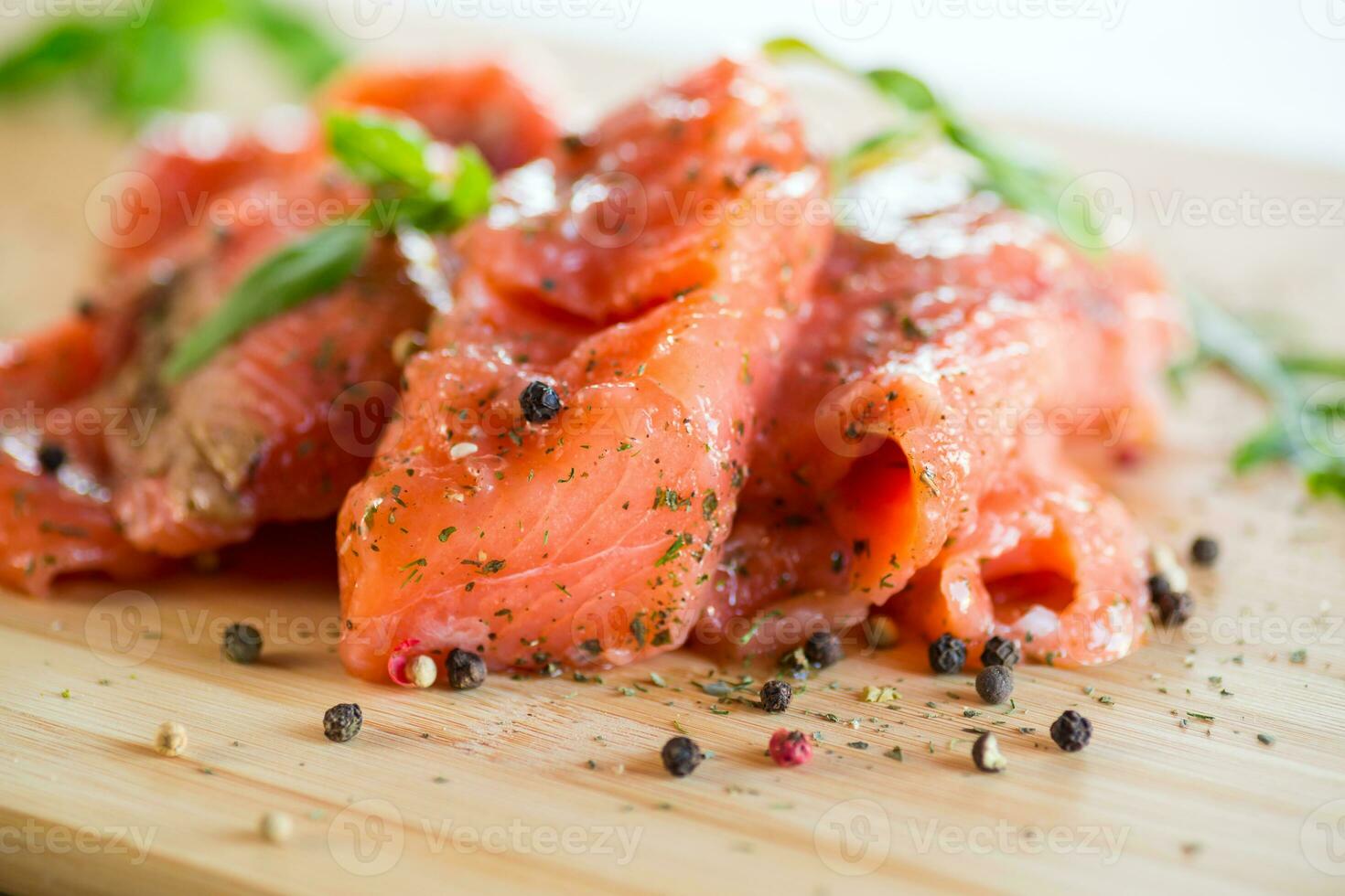 fresco grande pezzi di salato rosso pesce con spezie e erbe aromatiche . foto