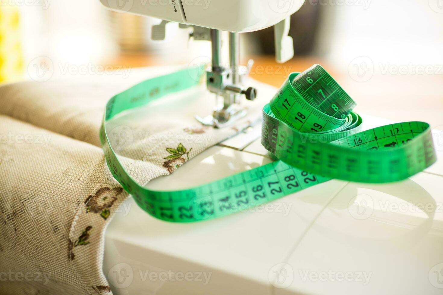 cucire macchina con tessuto e discussioni per cucire, avvicinamento. il Lavorando processi foto