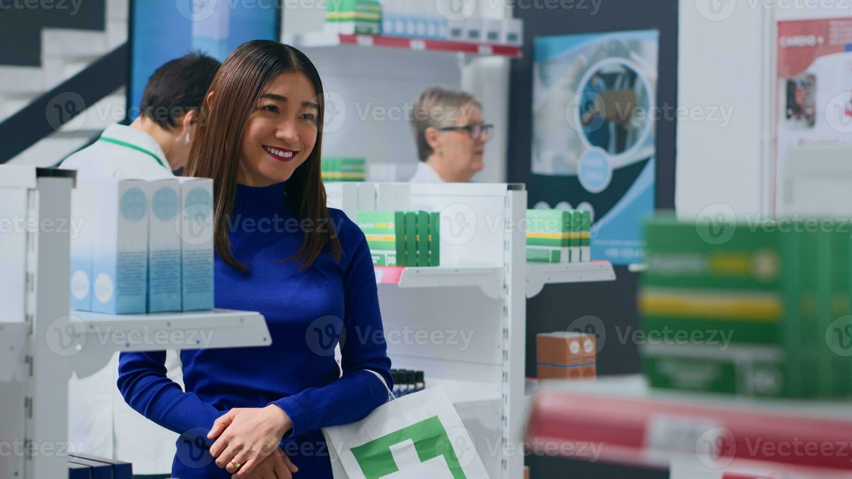 sorridente cliente in mezzo farmacia scaffali, guardare a medicina pillola pacchi, provando per trova adatto rimedio per preoccupante malattia. contento cilento Tenere shopping Borsa, navigazione attraverso medicamenti foto