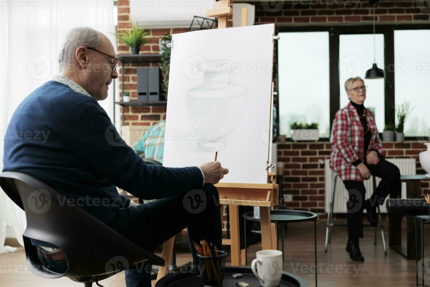 anziano uomo seduta a cavalletto praticante disegno, visitare gruppo arte classi, apprendimento nuovo cose nel la pensione. maturo maschio alunno schizzi su tela con matita, frequentando creativo arti attività foto