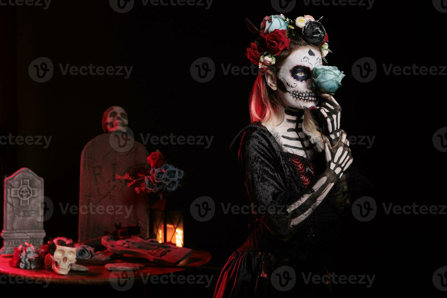 fascino donna vestito come catrina cranio nel studio, indossare tradizionale Santa muerte santo costume con nero e bianca rendere su o corpo arte. Tenere Rose e avendo fiori corona. foto