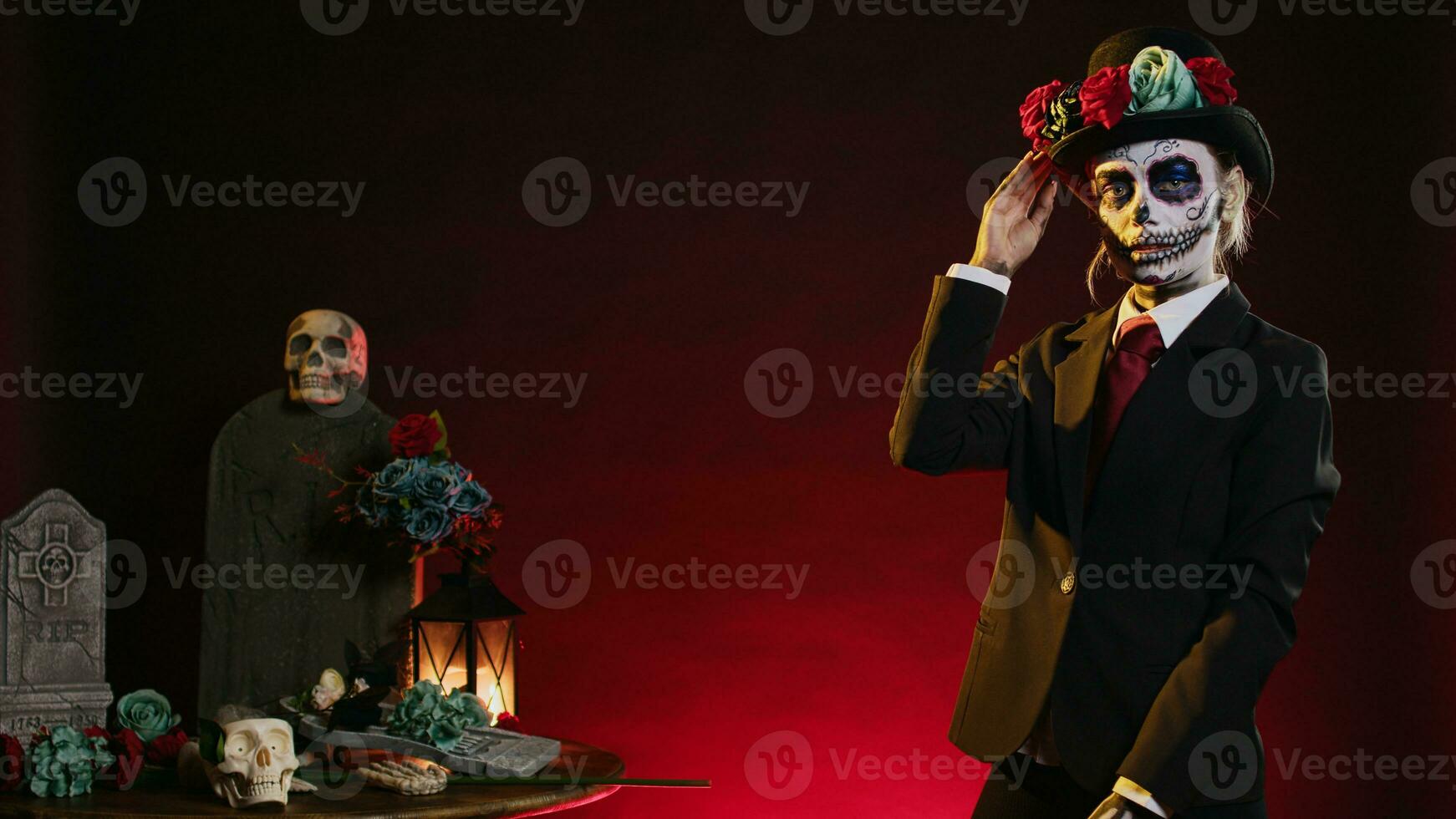 Santa muerte con completo da uomo e cappello guardare misterioso indossare Festival cranio corpo arte, la cavalera catrina festeggiare dios de los muertos nel studio. donna guardare piace santo messicano entità. foto