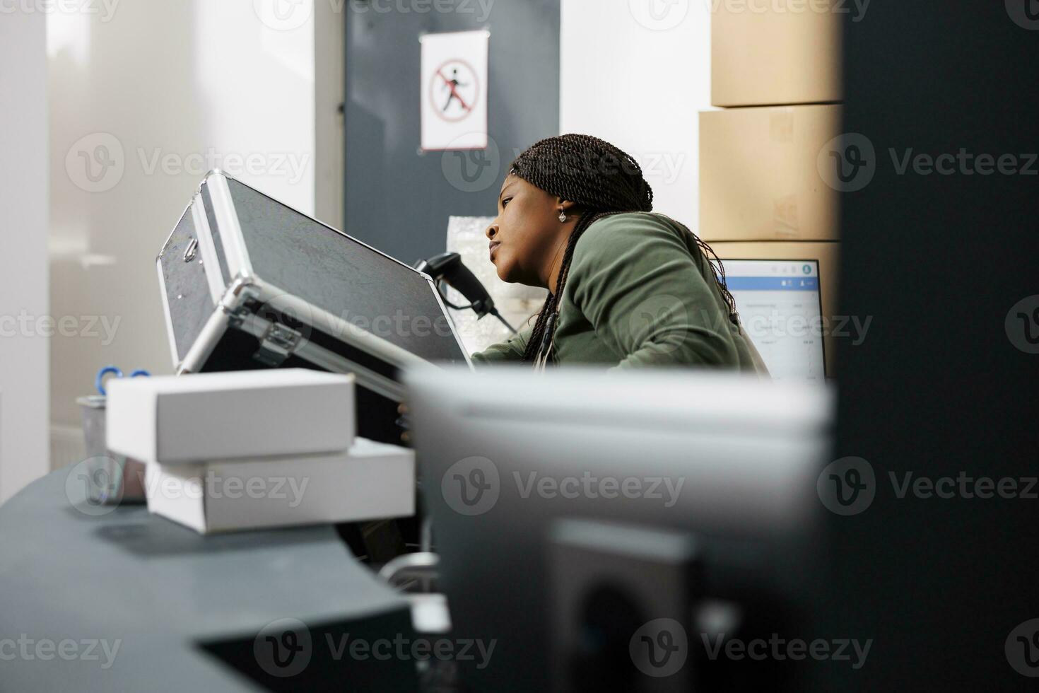 magazzino supervisore analizzando metallico scatola, preparazione i clienti ordini nel magazzino. Conservazione camera manager Lavorando a prodotti consegna durante merce inventario nel magazzino foto