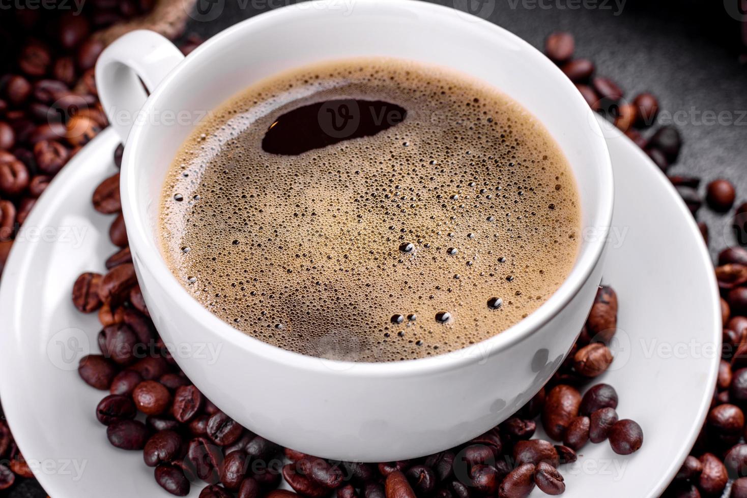 una tazza di caffè mattutino fresco e profumato per un allegro inizio di giornata foto