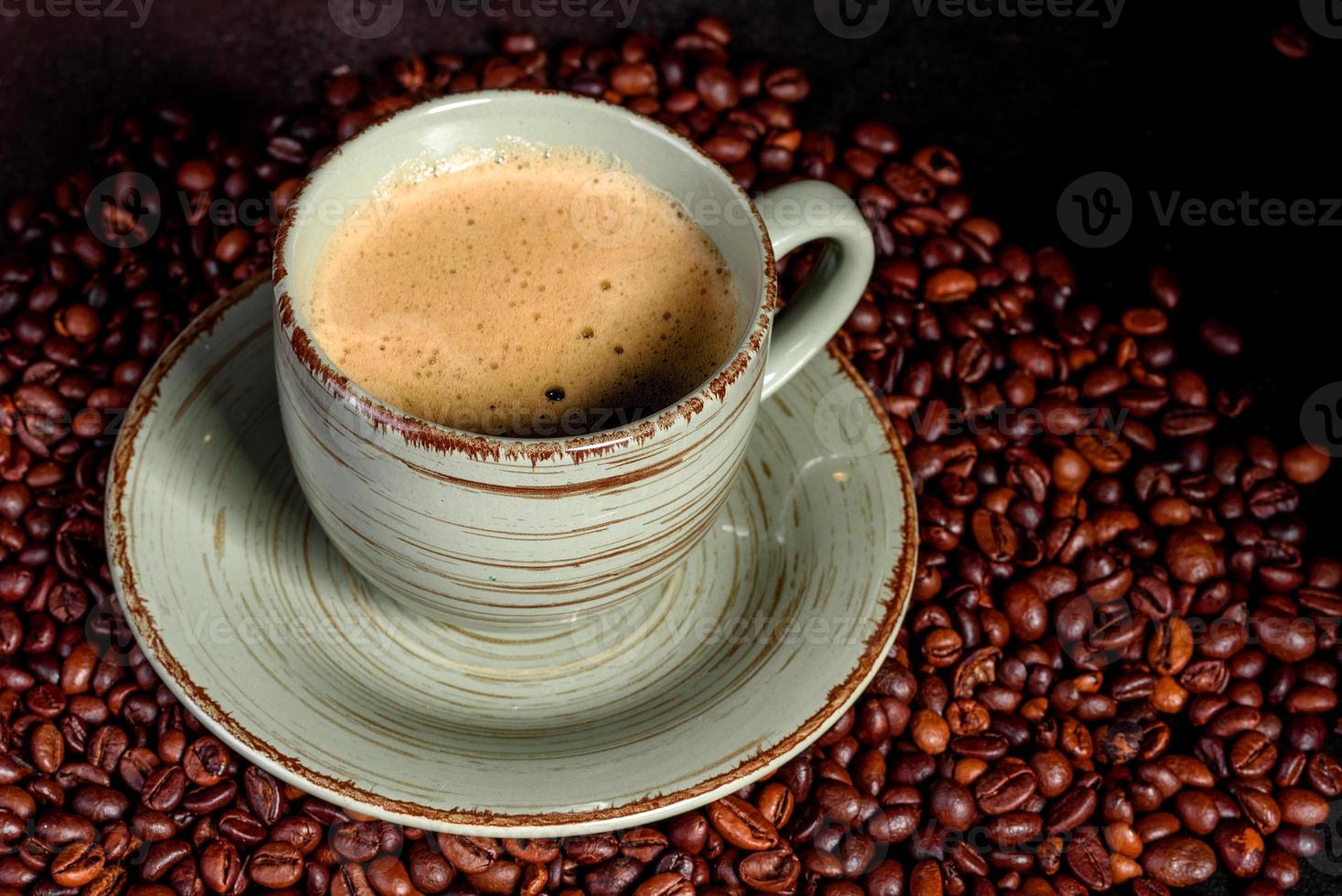 una tazza di caffè mattutino fresco e profumato per un allegro inizio di giornata foto