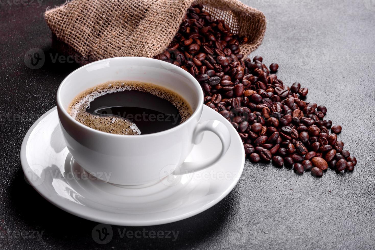 una tazza di caffè mattutino fresco e profumato per un allegro inizio di giornata foto