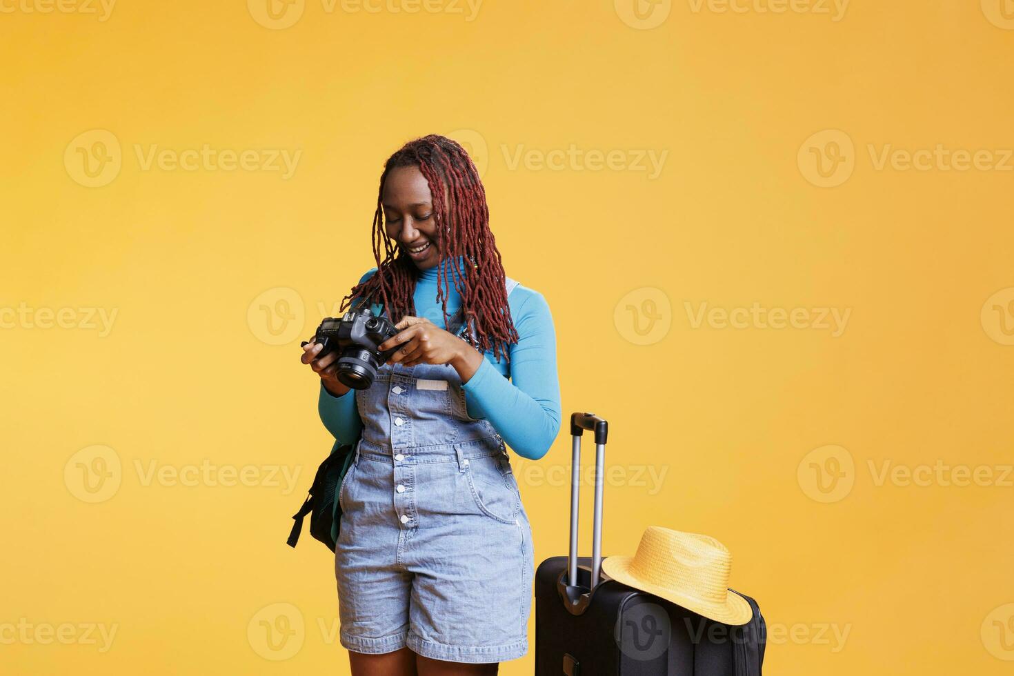 fotografo controllo immagini su telecamera e cattura sorprendente paesaggi su vacanza viaggio, studio sparo. contento persona utilizzando dslr per prendere fotografie di architettura su City break, urbano avventura.