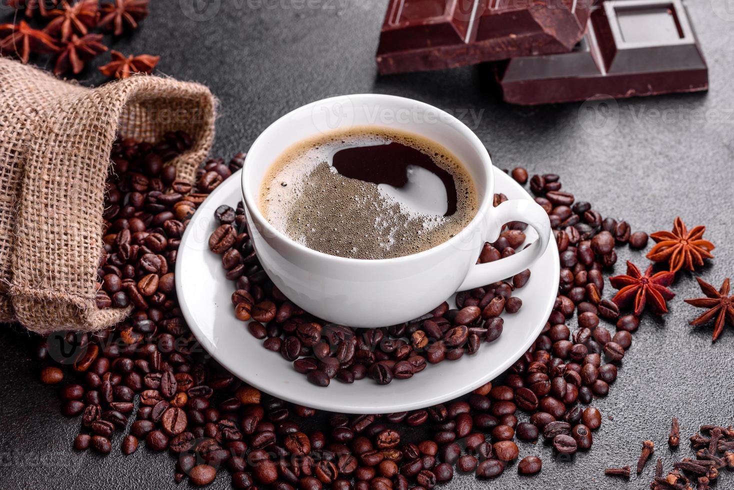 una tazza di caffè mattutino fresco e profumato per un allegro inizio di giornata foto