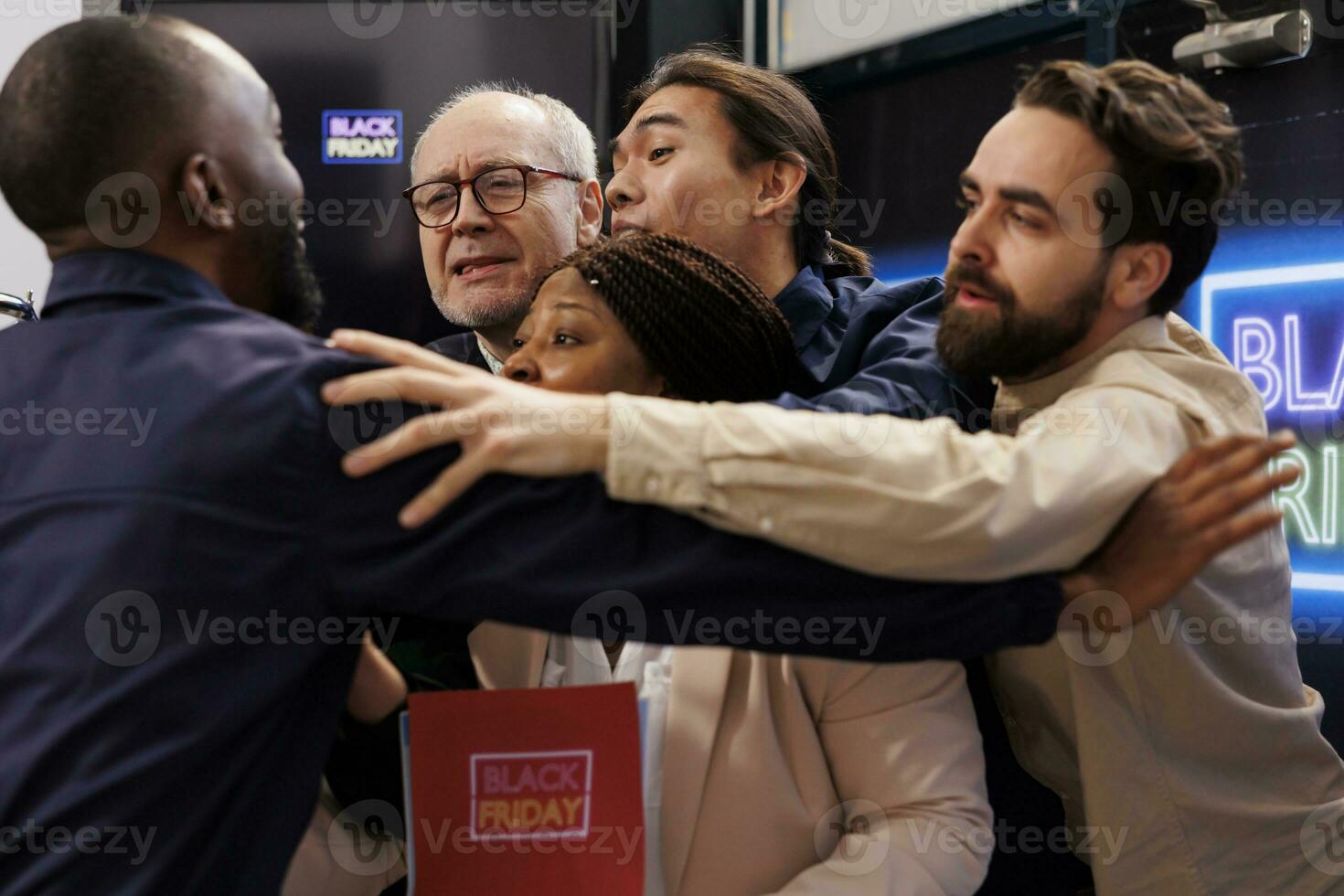 nero Venerdì follia. africano americano sicurezza guardia Tenere indietro arrabbiato rabbia folla mentre controllo memorizzare Entrata, diverso persone gli acquirenti rottura in Al dettaglio negozio durante di stagione i saldi foto