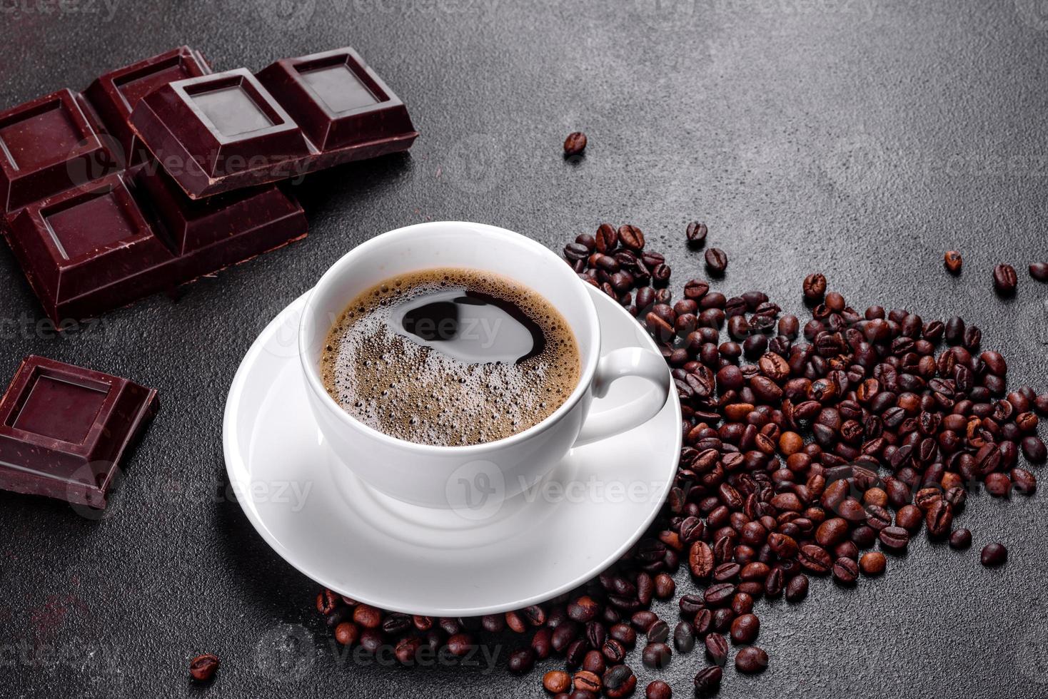 una tazza di caffè mattutino fresco e profumato per un allegro inizio di giornata foto