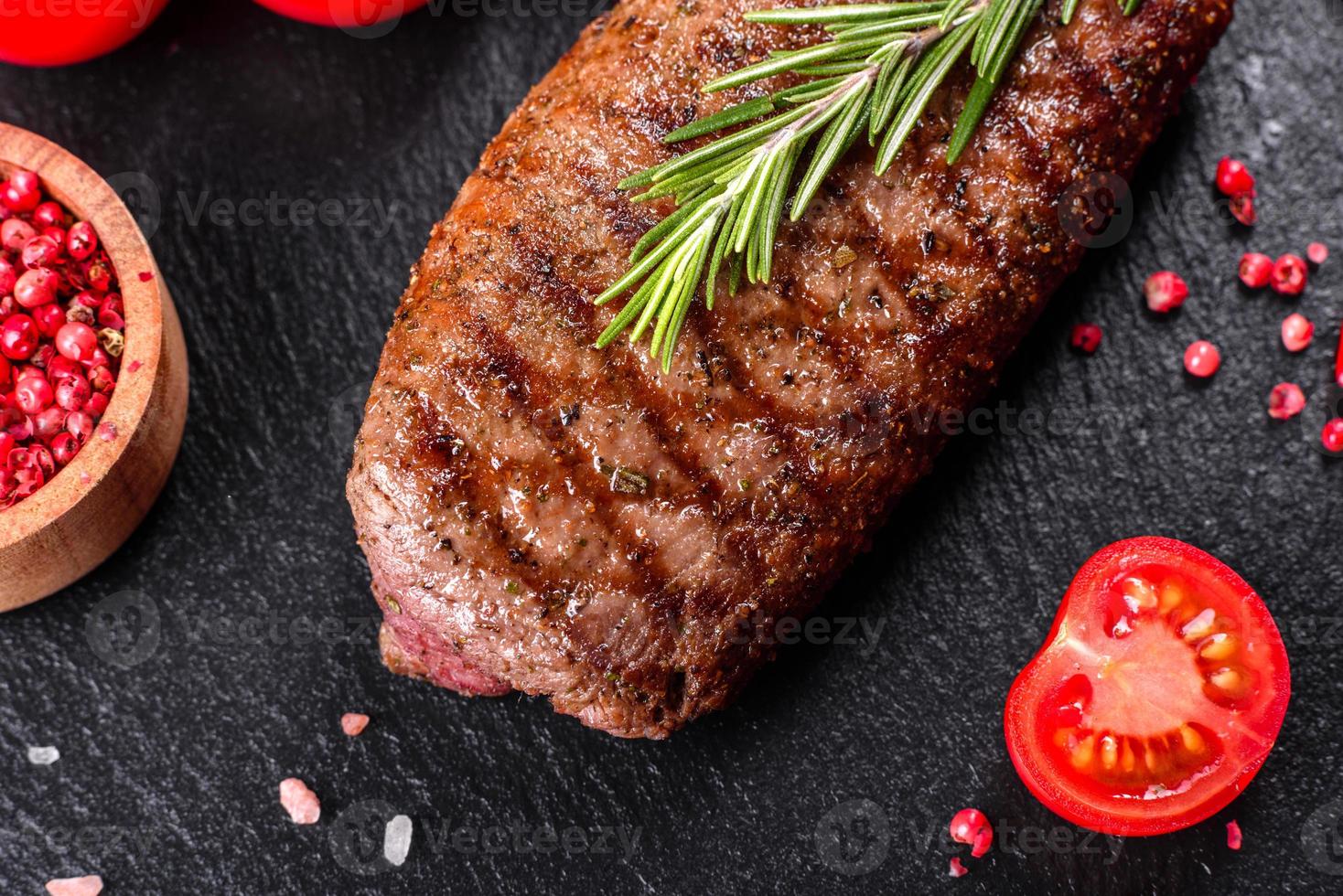 costata di manzo con patate, cipolle e pomodorini foto