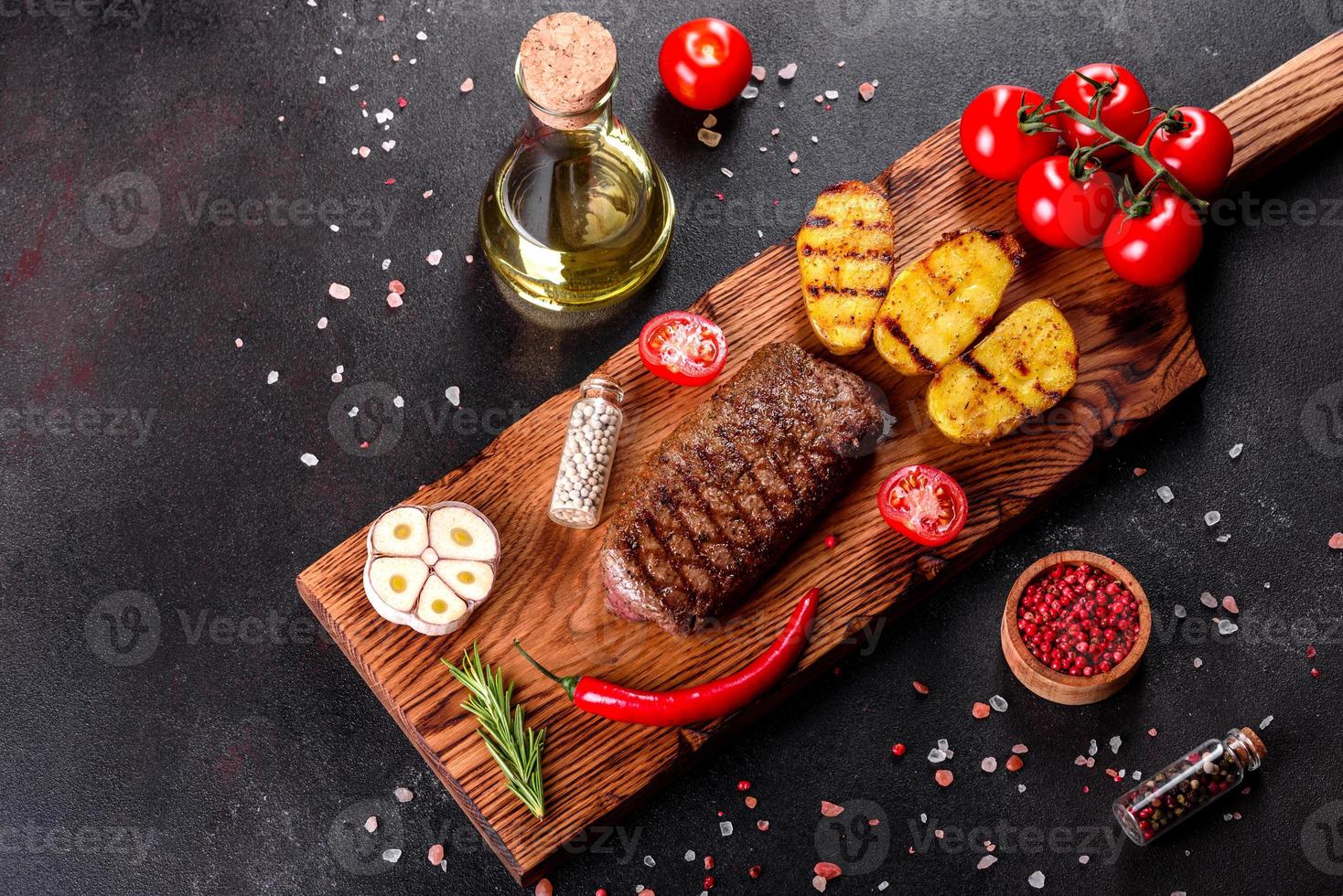 costata di manzo con patate, cipolle e pomodorini foto