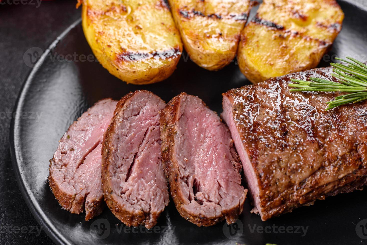 costata di manzo con patate, cipolle e pomodorini foto