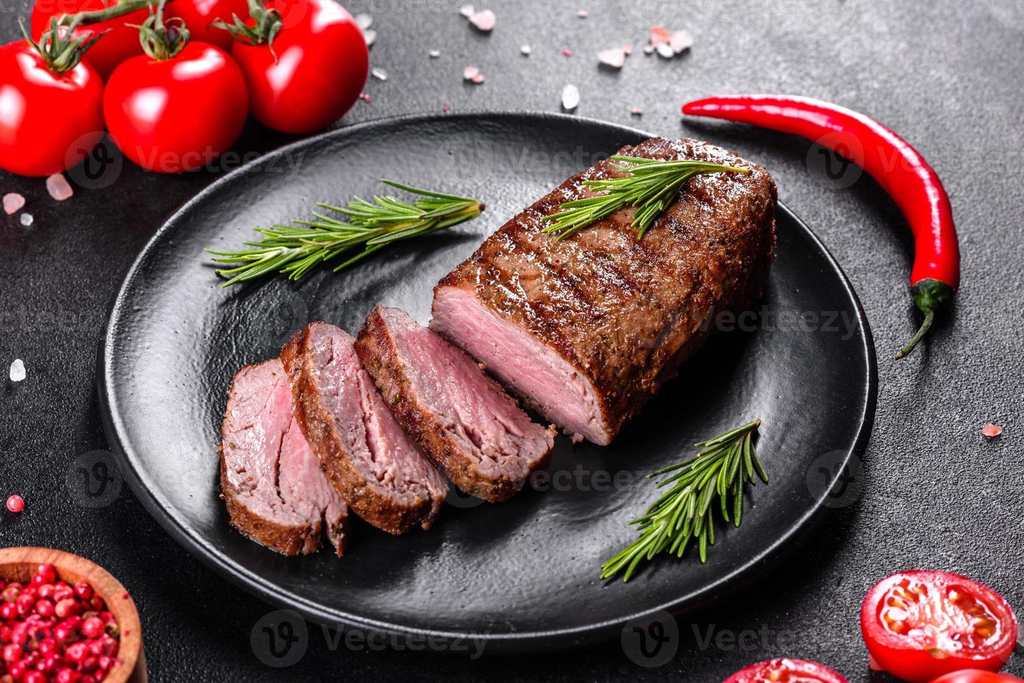 costata di manzo con patate, cipolle e pomodorini foto