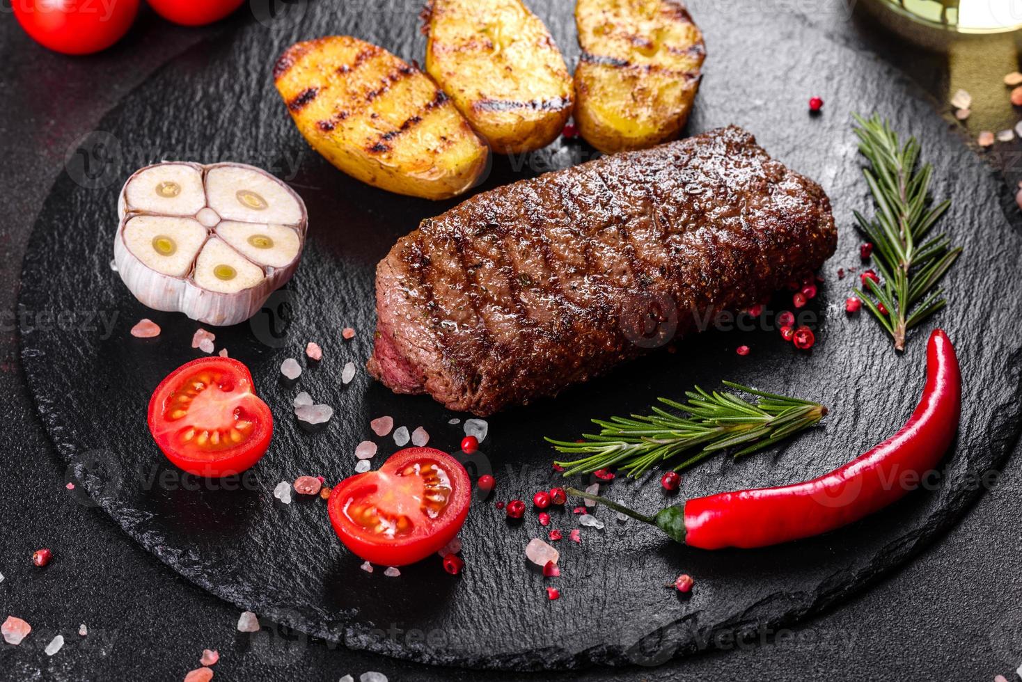 costata di manzo con patate, cipolle e pomodorini foto