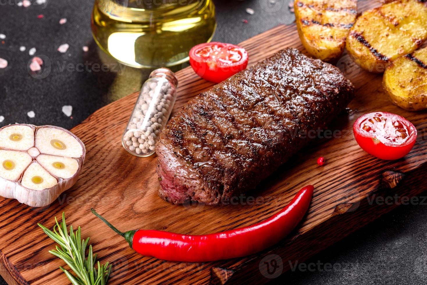 costata di manzo con patate, cipolle e pomodorini foto