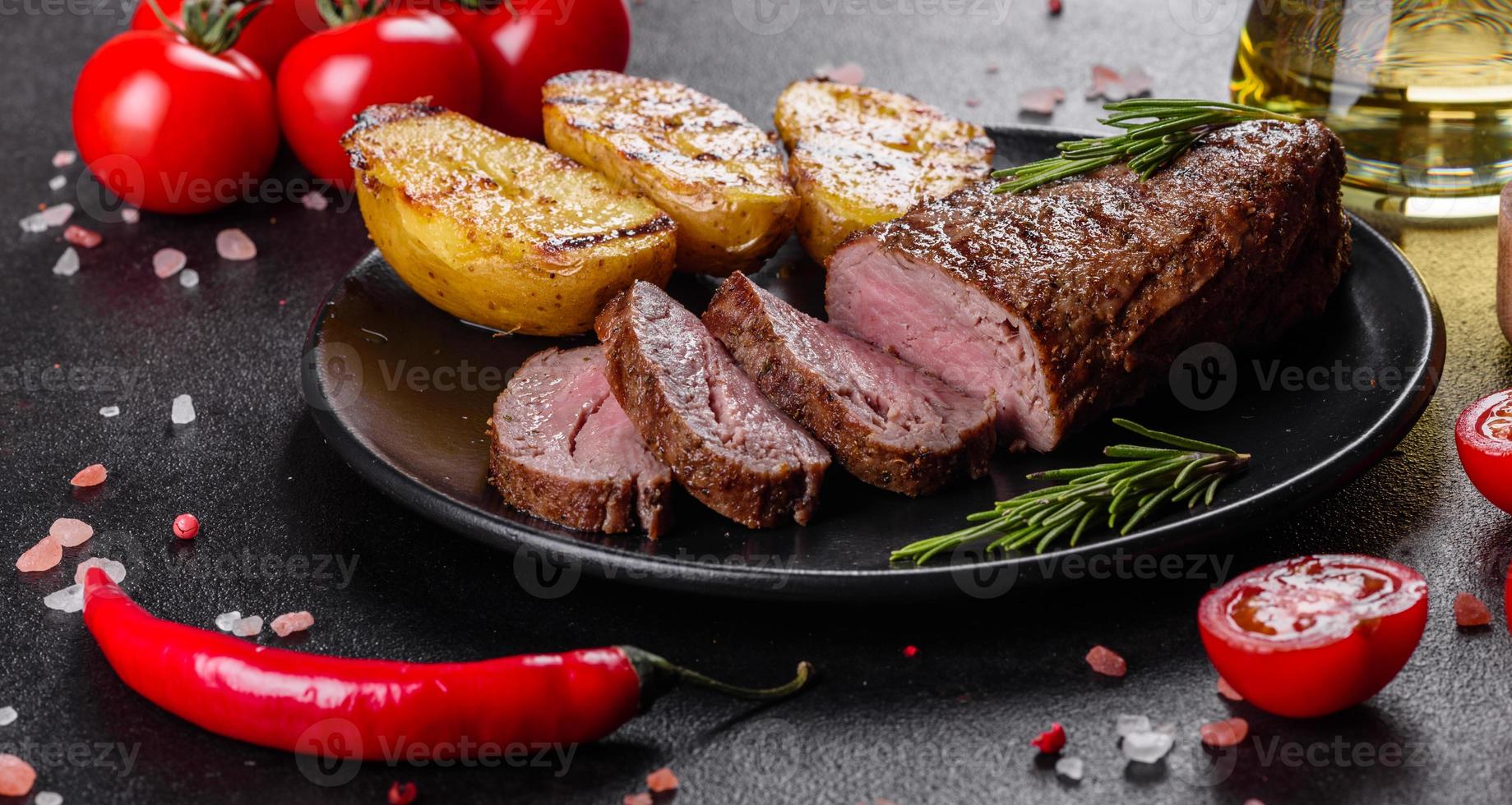 costata di manzo con patate, cipolle e pomodorini foto