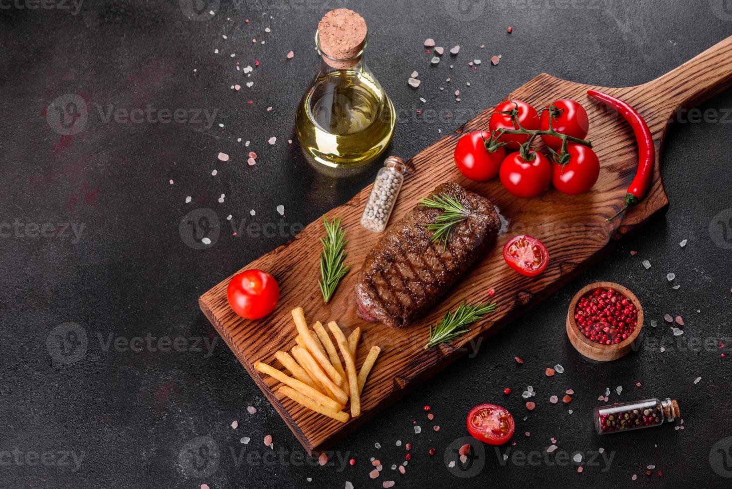 costata di manzo con patate, cipolle e pomodorini foto