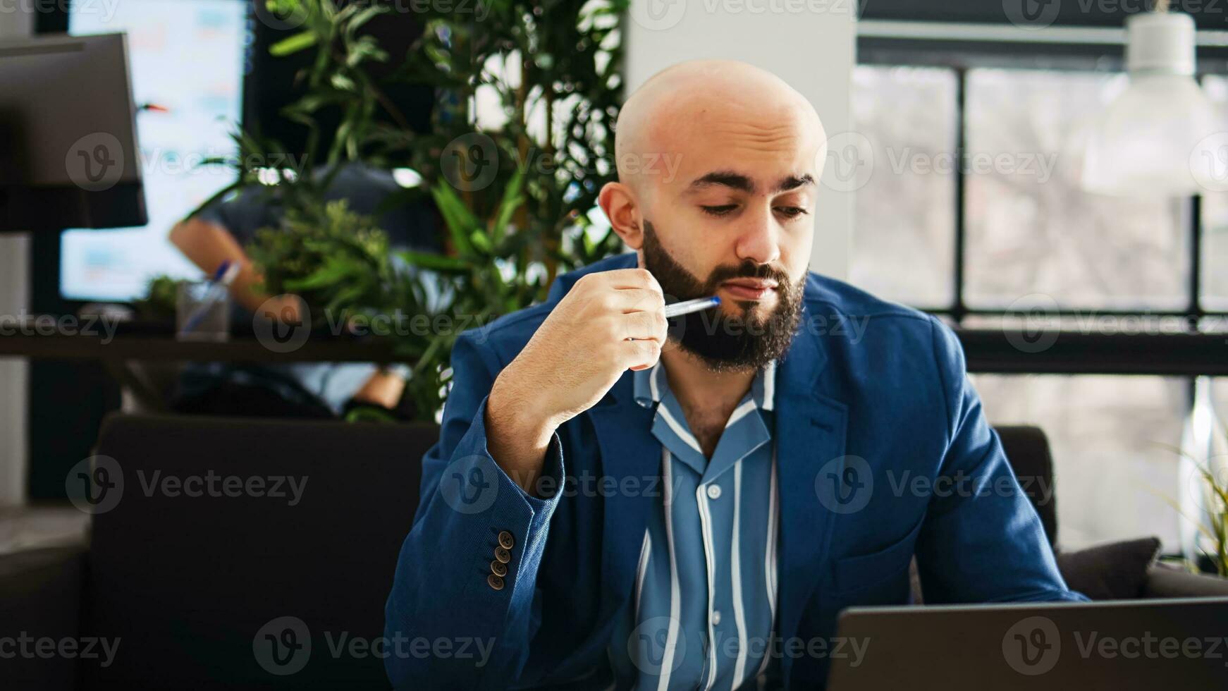 consulente pensa di soluzione per fix azienda problema, guardare a in linea progetti per programmazione Software. ufficio dipendente ricerca per ispirazione, focalizzata su di brainstorming piani. foto