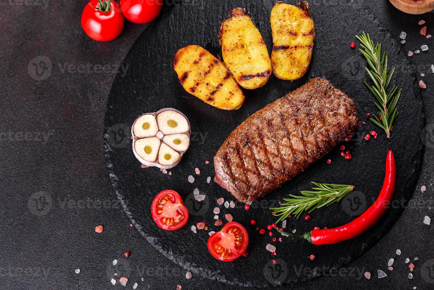 costata di manzo con patate, cipolle e pomodorini foto