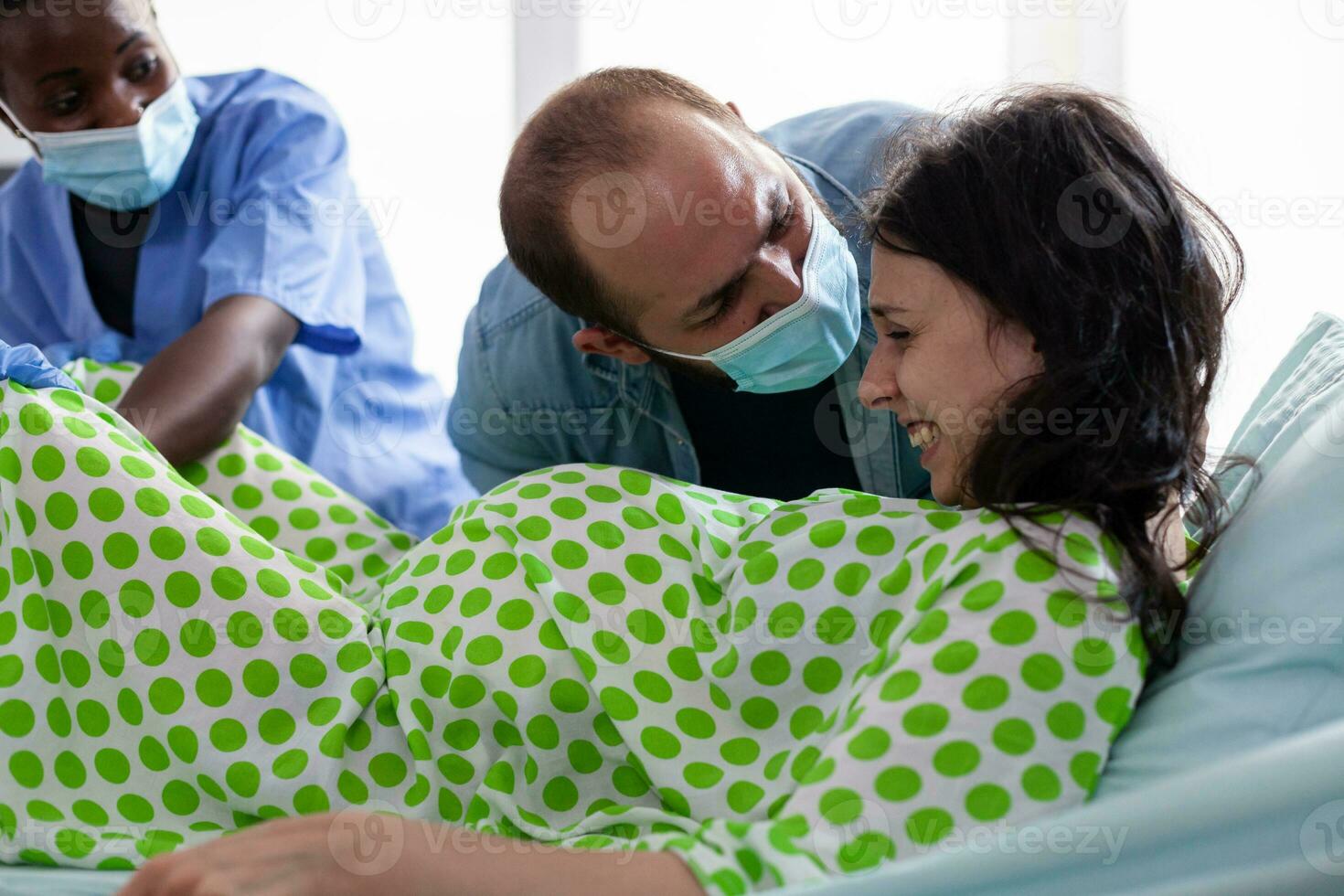 marito confortante donna con doloroso contrazioni, offerta supporto durante bambino nascita nel ospedale reparto. incinta paziente spingendo e urlando durante cesareo chirurgia nel maternità clinica foto