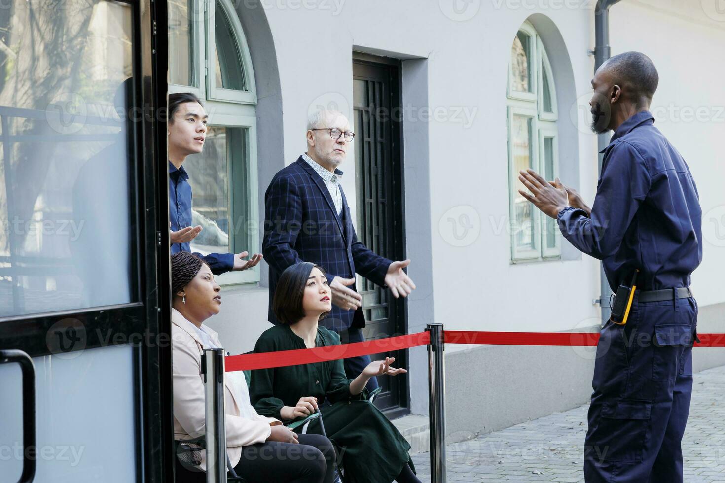 diverso persone gli acquirenti discutere con sicurezza guardia, aspettare per nero Venerdì offerte al di fuori di Al dettaglio negozio. stressato ansioso i clienti sensazione stanco di in attesa nel linea a shopping centro commerciale Ingresso foto